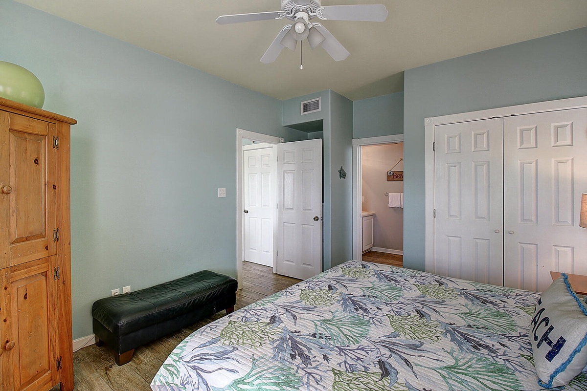 Sink into your comfortable queen bed with tropical linens while the ceiling fan keeps you cool in this peaceful retreat.