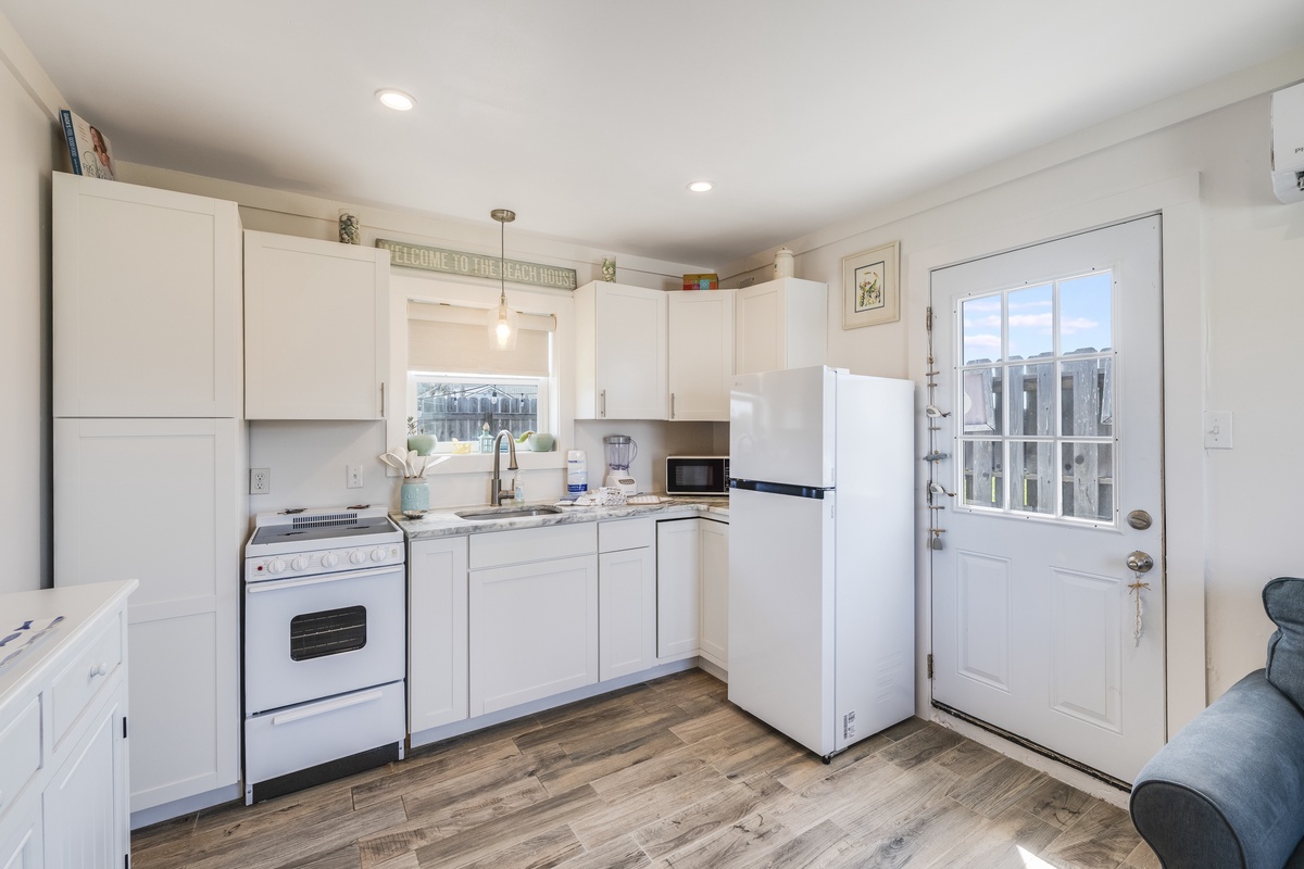 Prepare everything from quick breakfasts to fresh seafood dinners in this bright, fully equipped kitchen with plenty of natural light.
