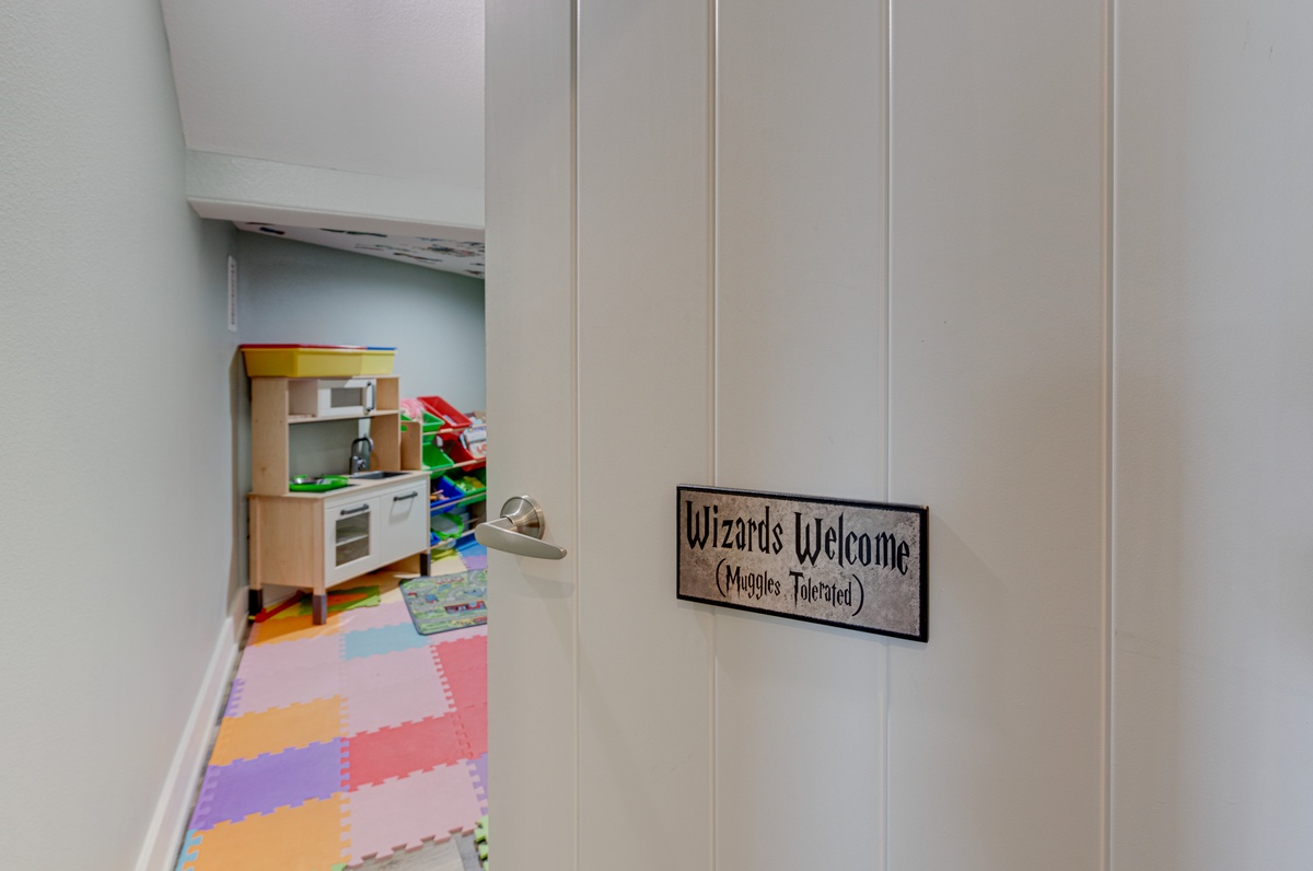 Step into your magical playroom where wizards are welcome! Colorful foam mats and a charming play kitchen await young adventurers.