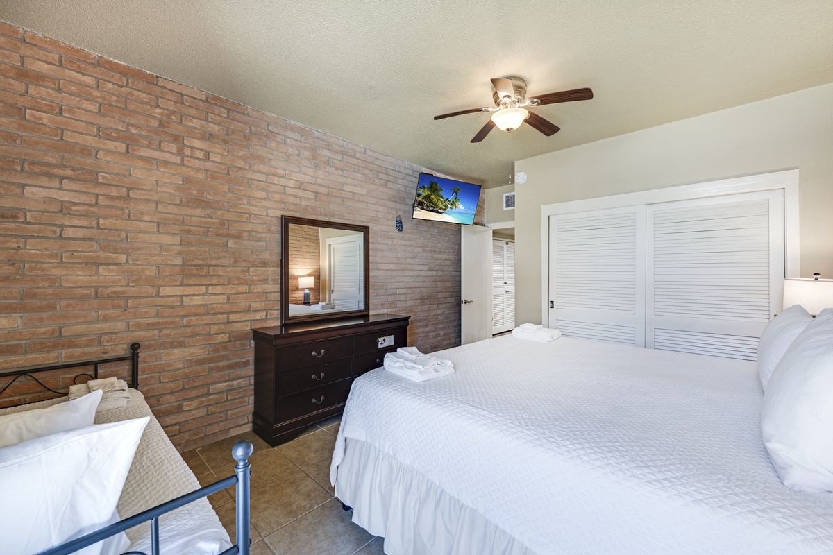 Enjoy extra space to spread out, with a king bed, twin daybed, and thoughtful touches designed for a comfortable stay.
