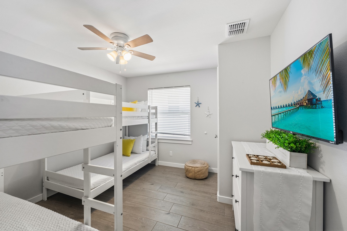 Your kids will love this cheerful room with bunk beds and a large TV for evening entertainment. Cool coastal décor and a ceiling fan ensure everyone sleeps soundly.