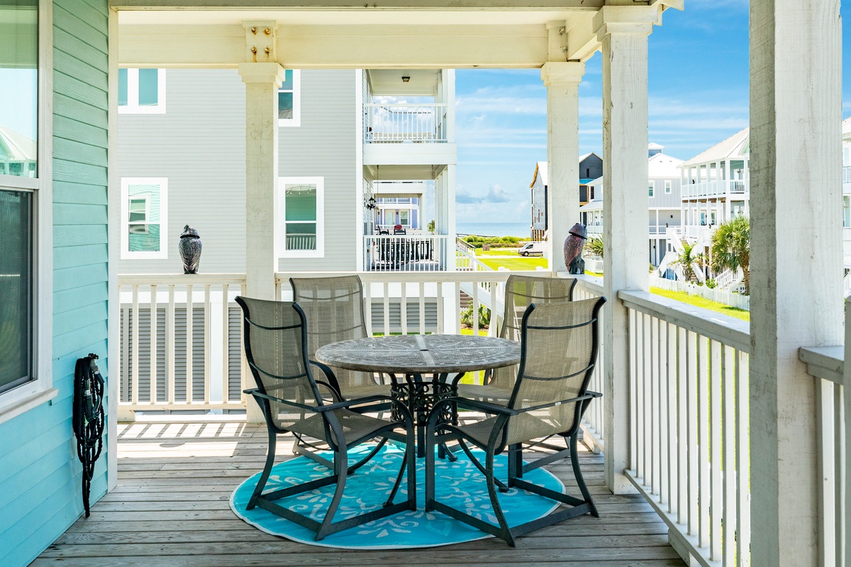 Dine al fresco with little glimpses of the Gulf