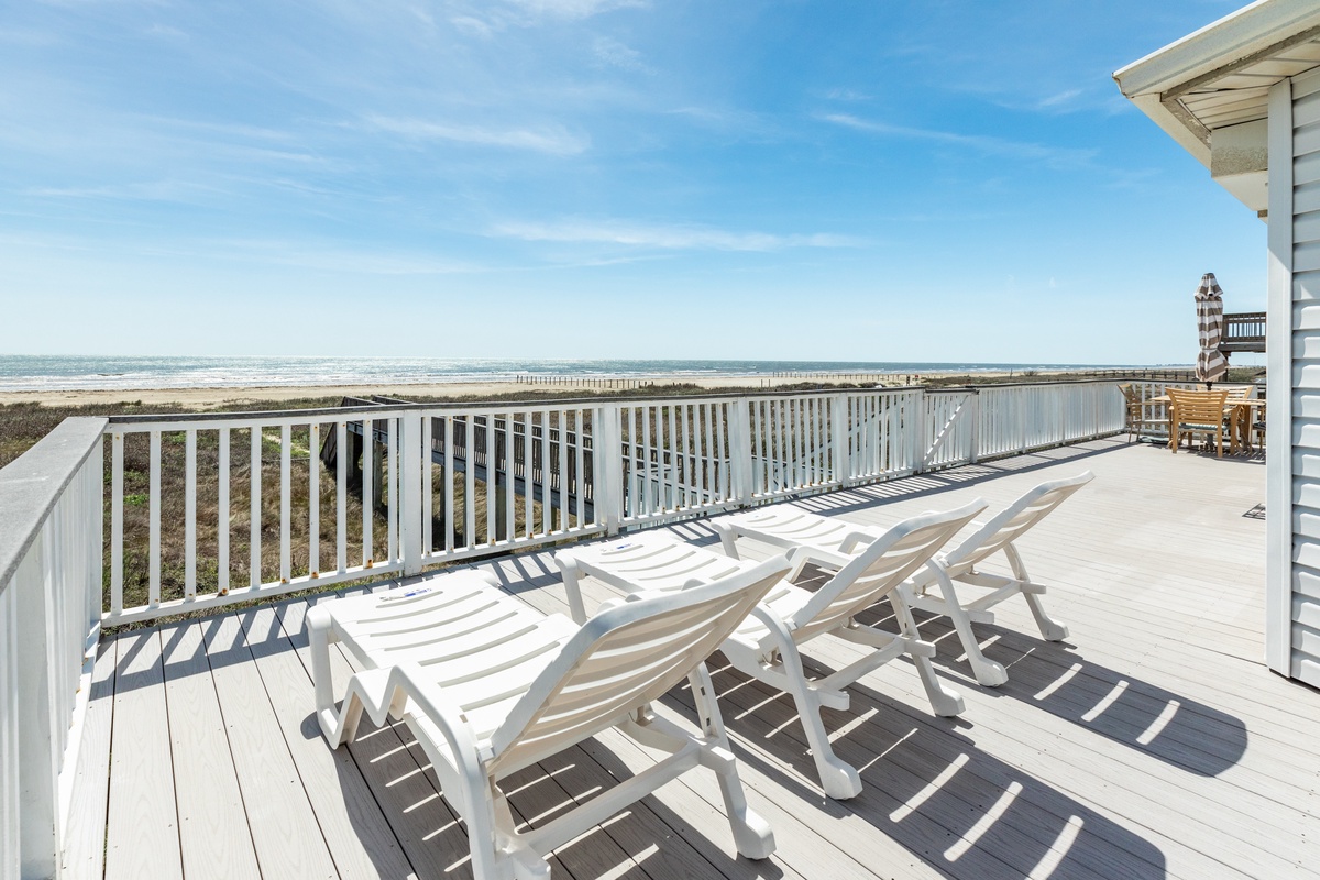 Unobstructed Gulf views from the open deck