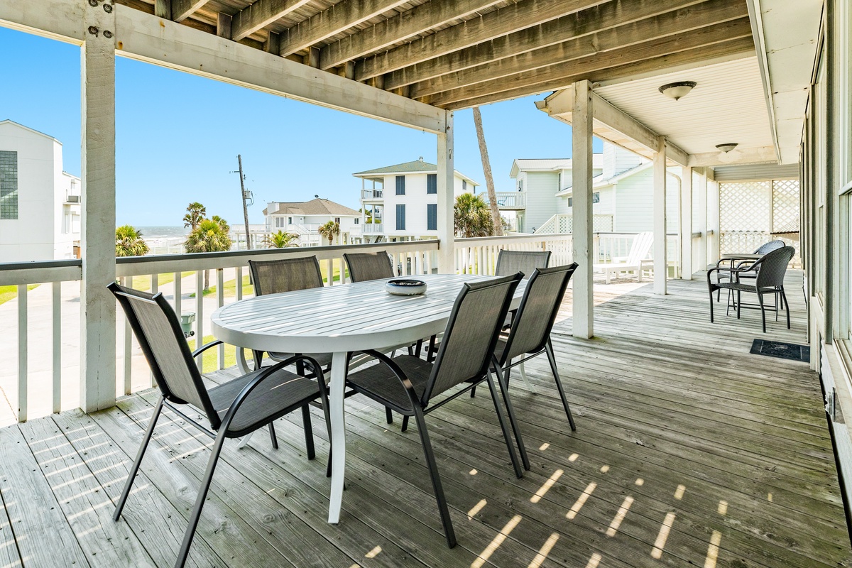 Dine al fresco with long Gulf views