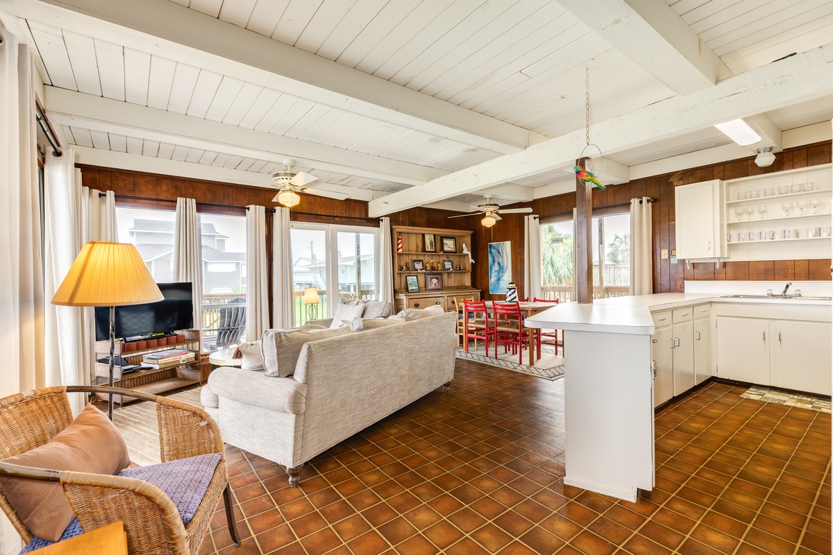 Classic & comfortable beachside home in Pirates Beach
