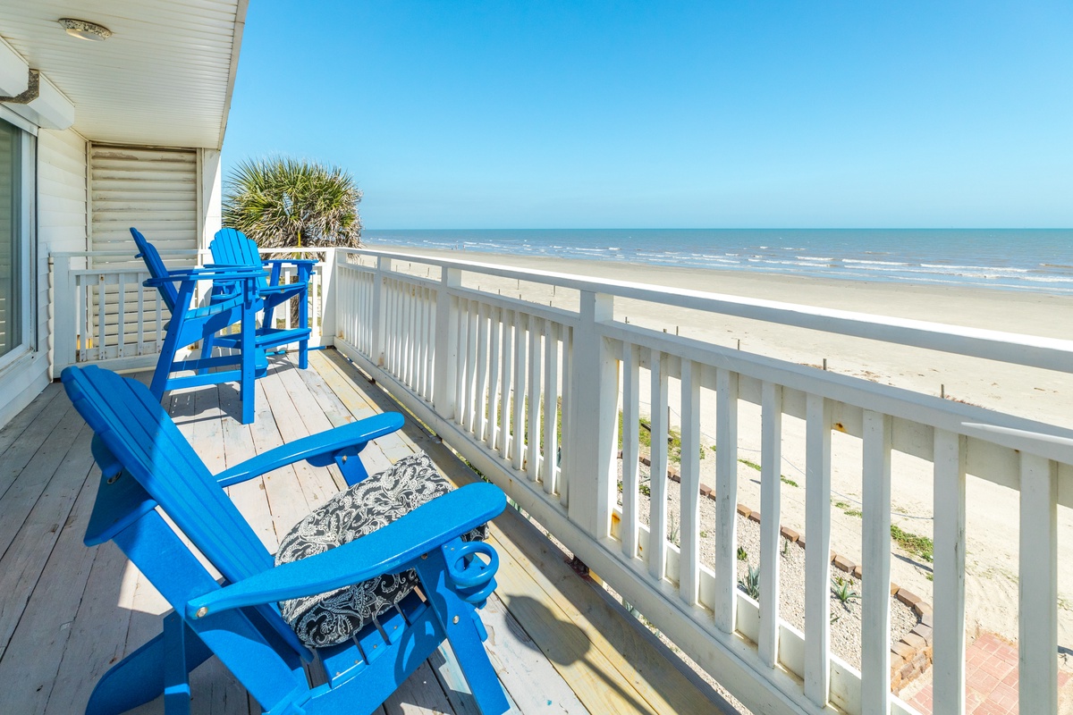 Wrap-around deck, perfect at any time of day