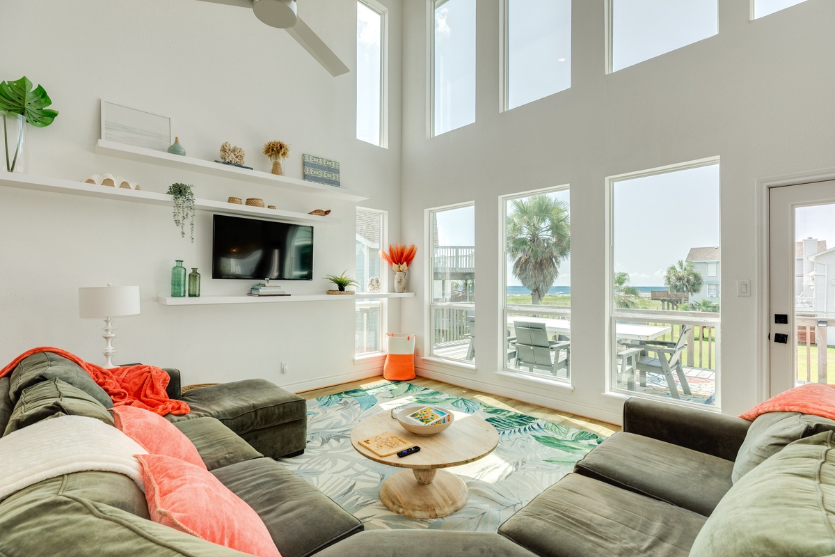 Wall of windows showcase the Gulf views