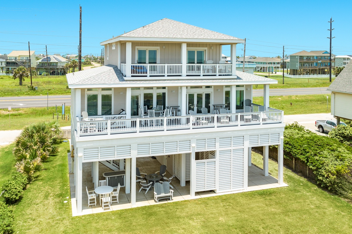 3 suites, 2 covered decks and beachfront views