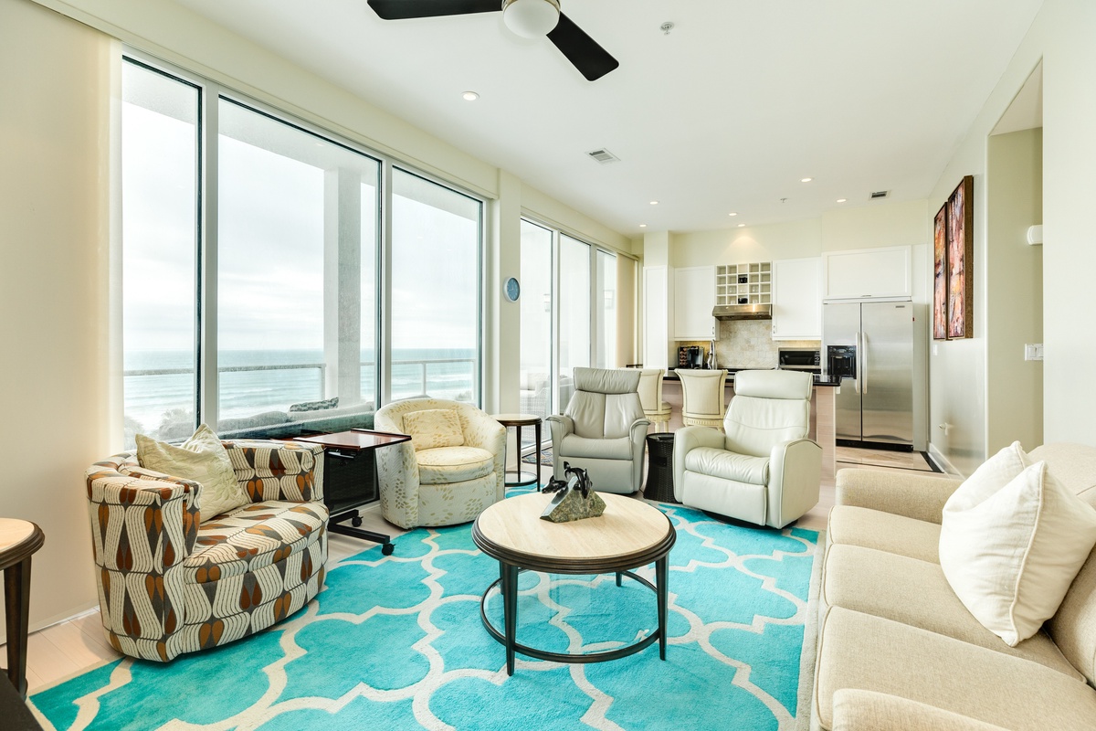Bright & airy beachfront condo in Diamond Beach