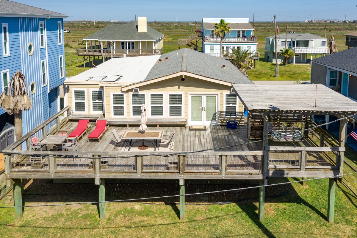 Easy 2nd row beach access & great outdoor space