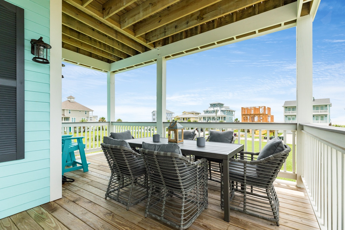 Dine al fresco in the nice Gulf breeze