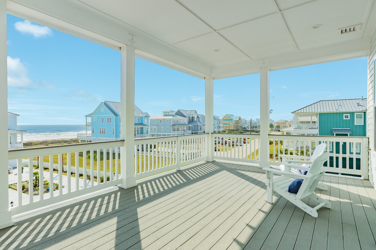 Peek-a-boo Gulf views from the covered deck