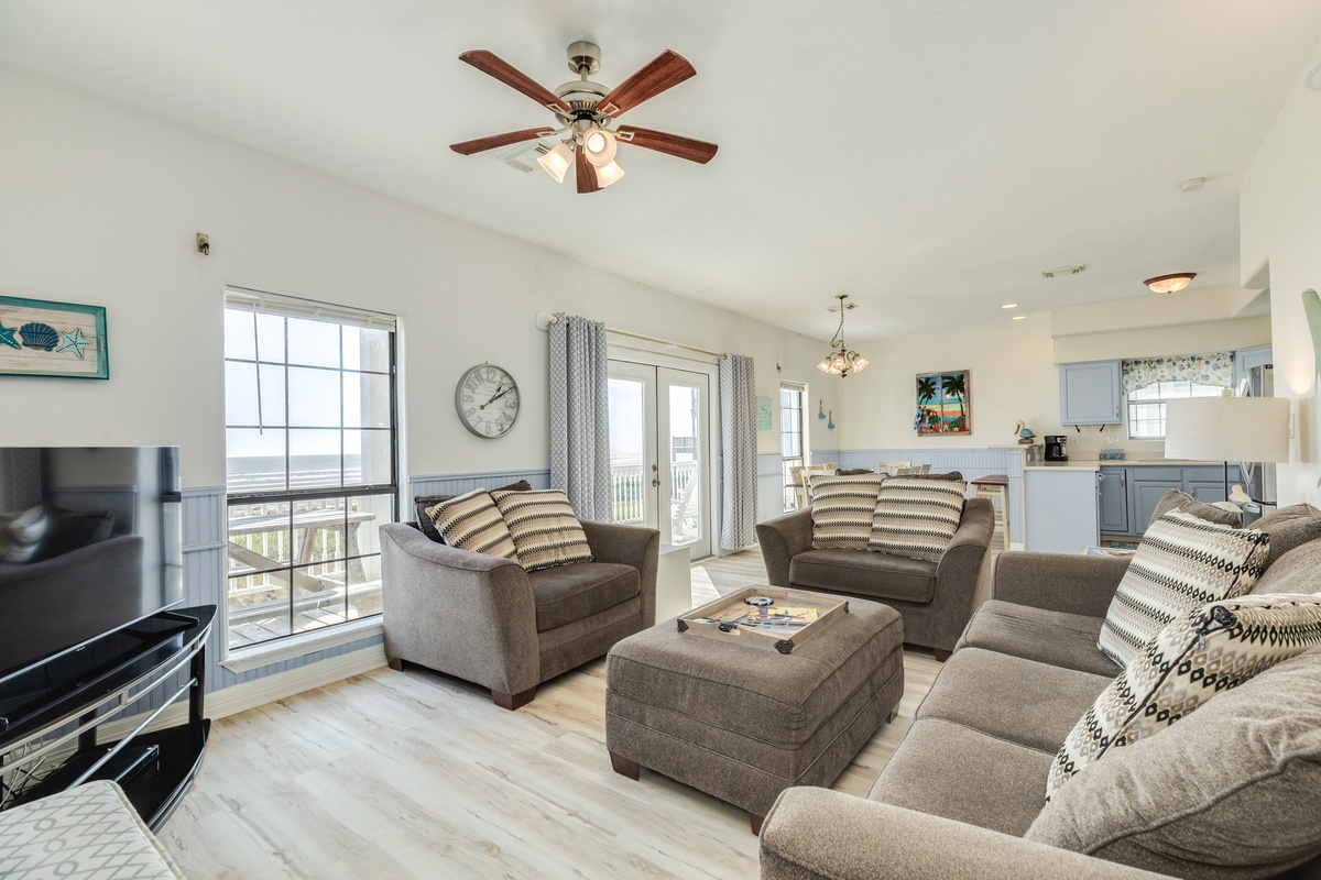 Comfy living room seating, great Gulf views