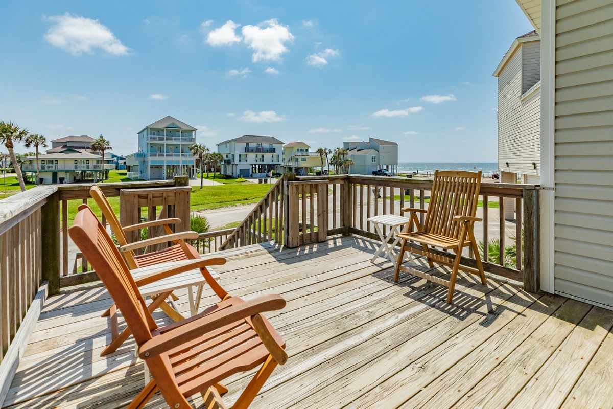 Great conversation spot with long Gulf view