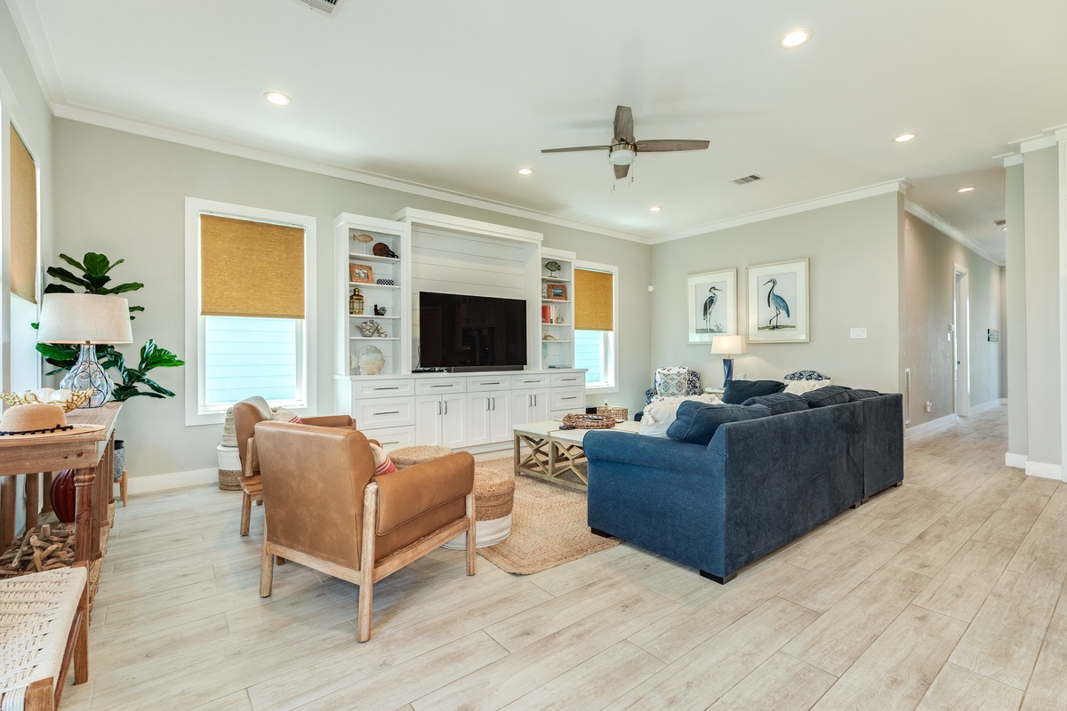 Custom touches & contemporary décor throughout