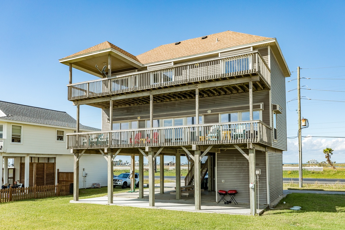Panoramic Gulf views from 2 layers of decks