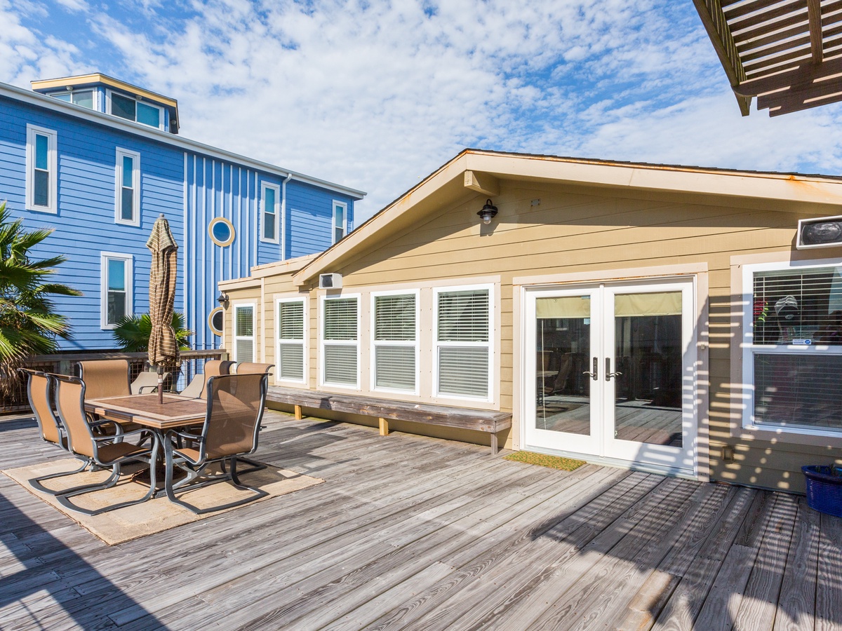 Expansive open deck - perfect for dining al fresco!