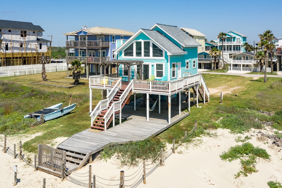 Cozy beachfront location for your family & up to 2 dogs