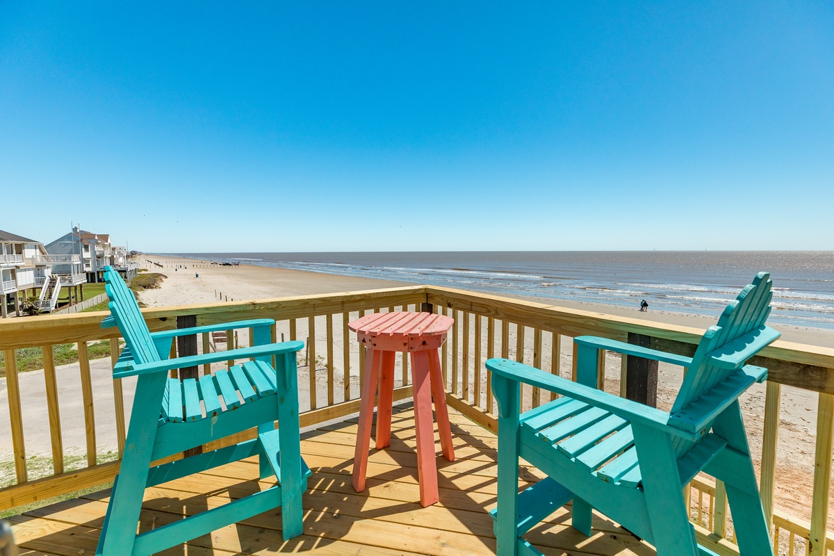 Enjoy Gulf views from 2 levels of decks