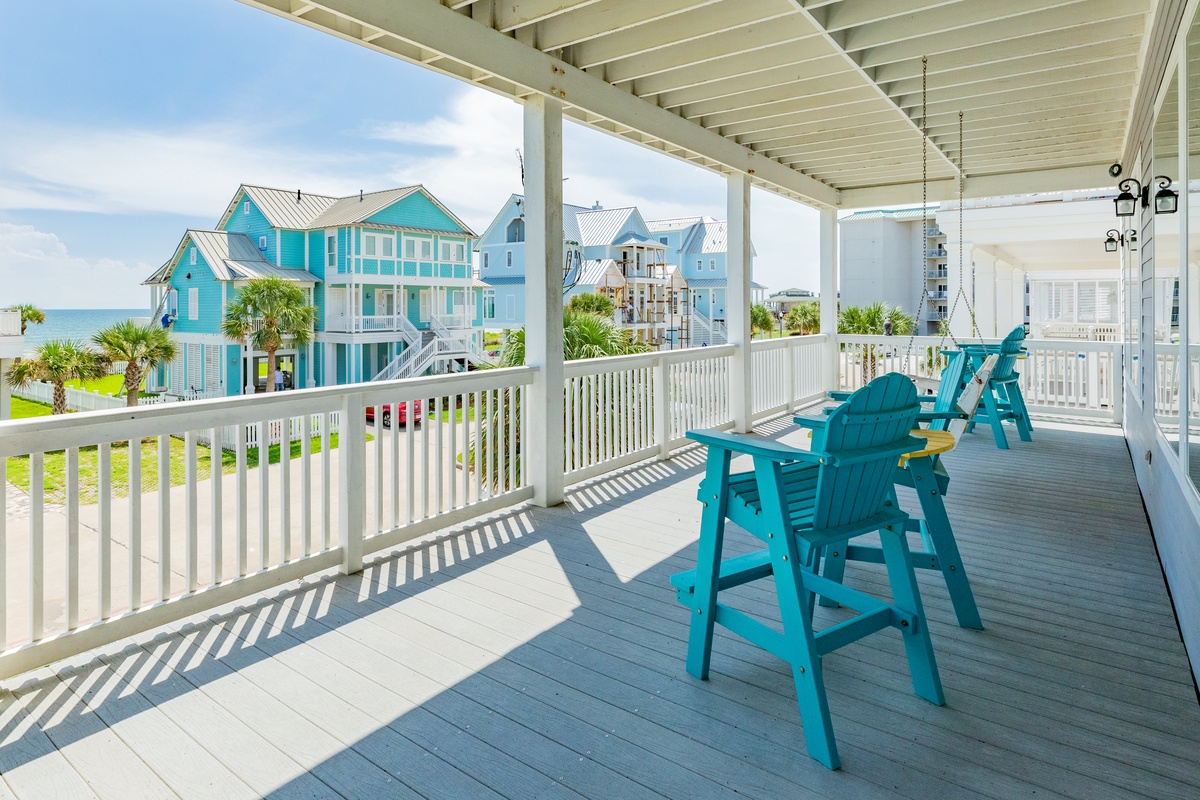 Enjoy Gulf breezes on the fully covered deck