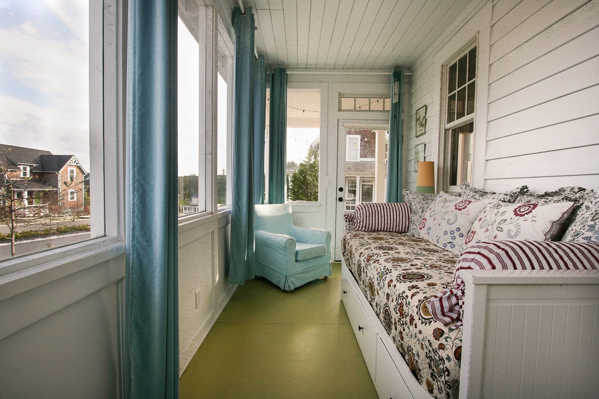 Enclosed sun porch is a pull out king size bed 