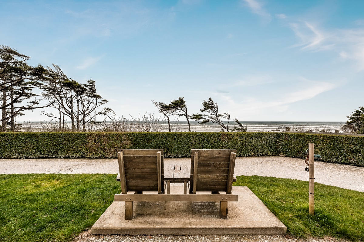 Relax and enjoy the beach at the Pacific Glen park
