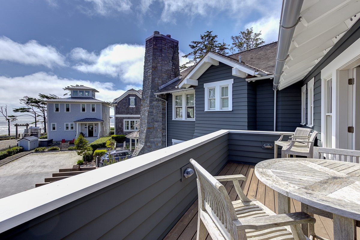 Balcony with seating