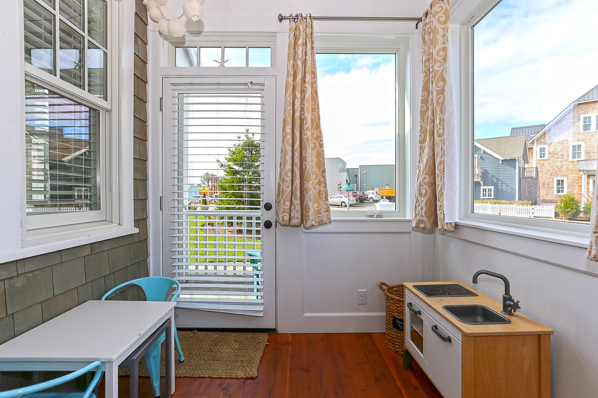 Enclosed sun porch with twin/king daybed