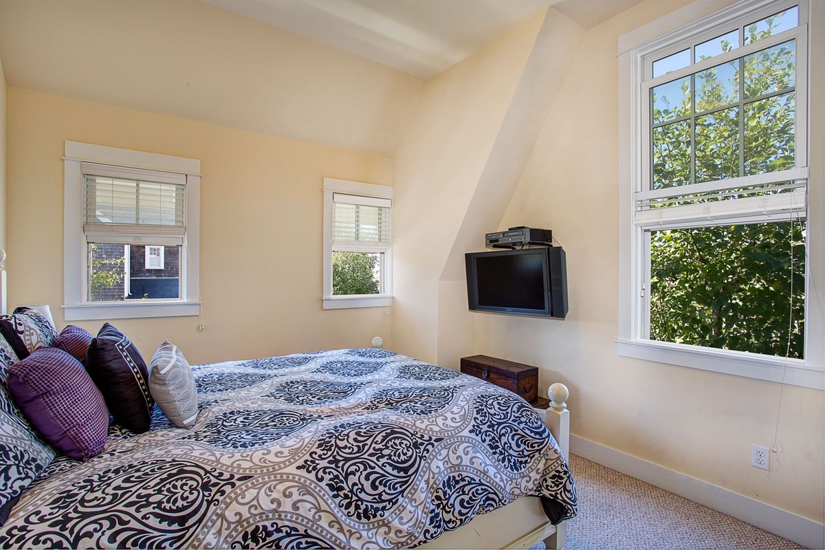 Second floor queen bedroom