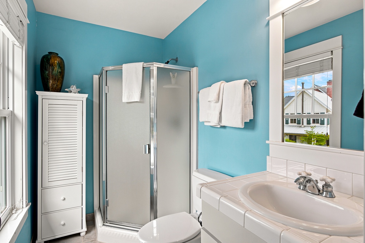 Ensuite full bathroom