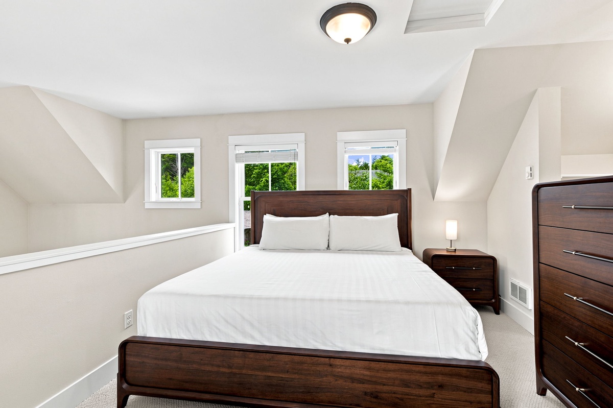 King loft bedroom