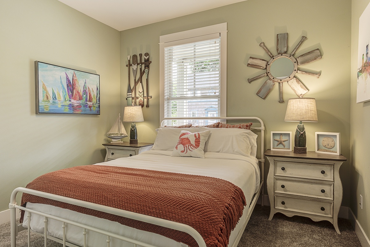 Guest bedroom with queen bed