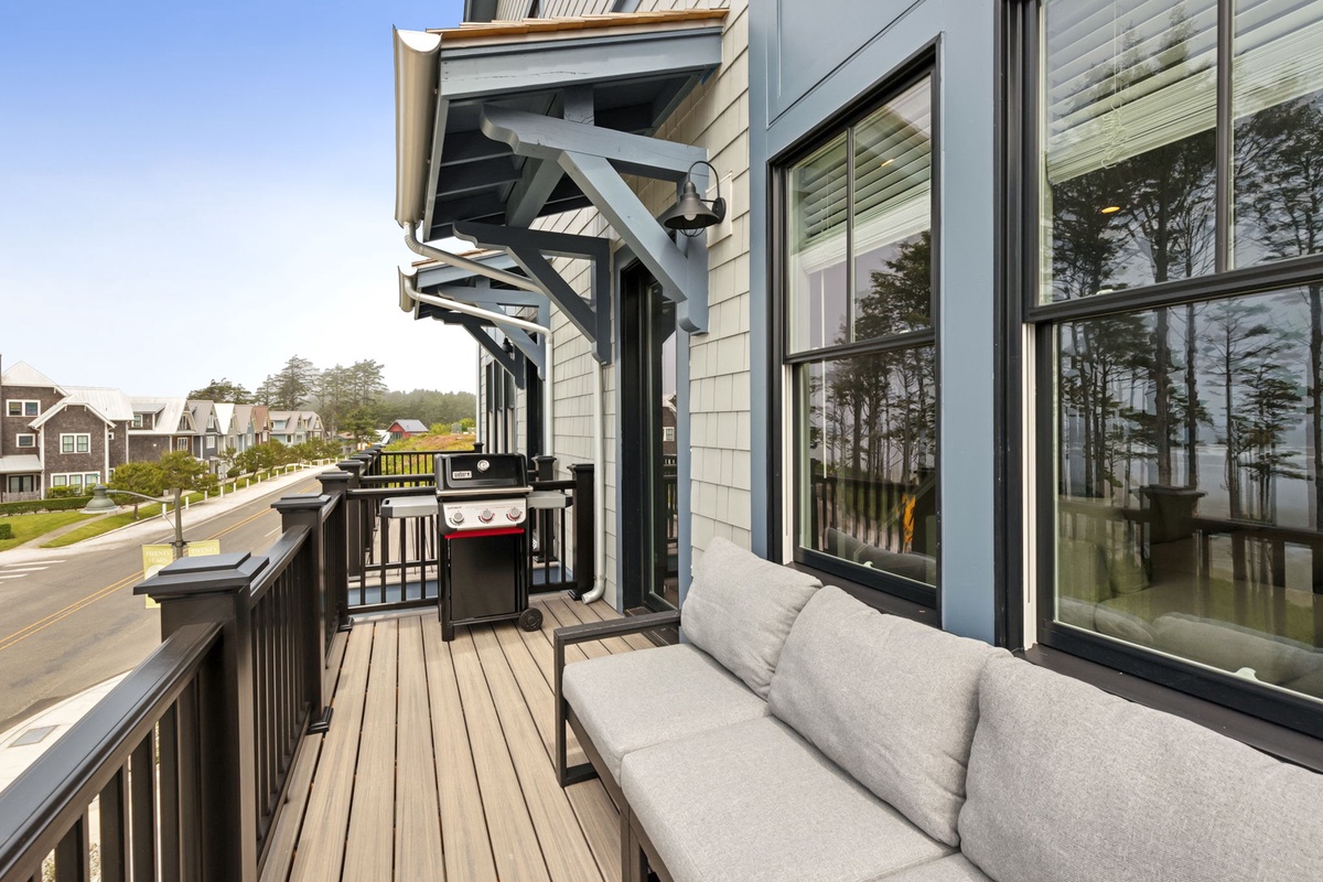 Deck with gas grill