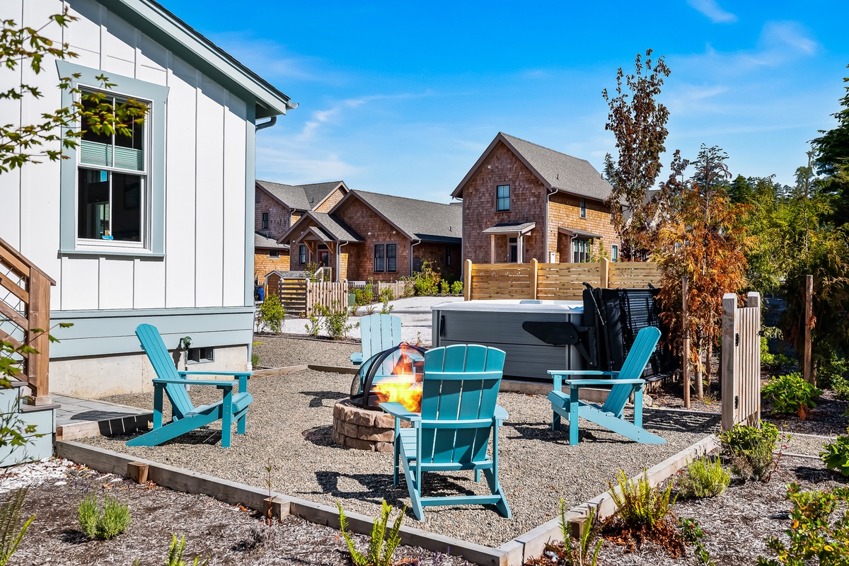 Firepit and hot tub with privacy fence