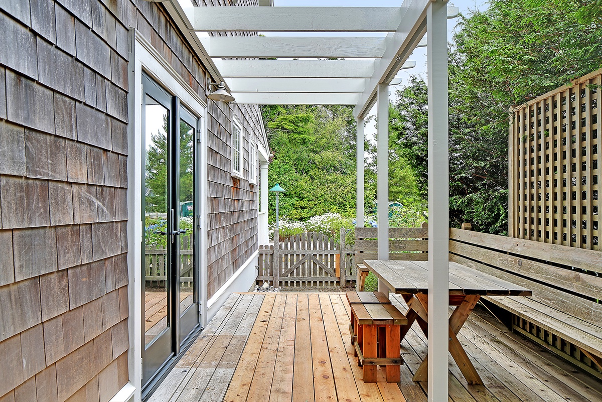 Picnic table and grill on the side deck	