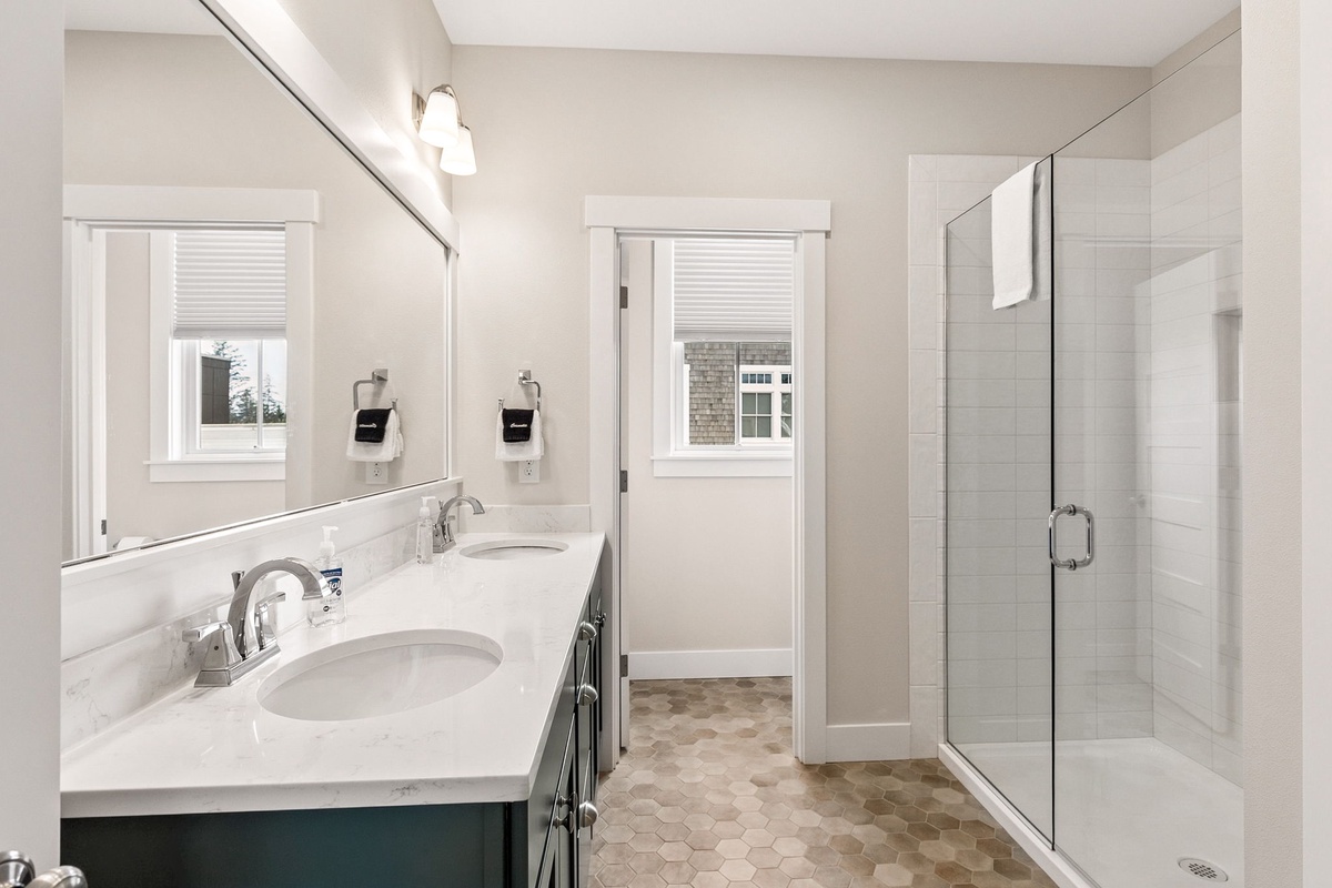 Ensuite full bathroom