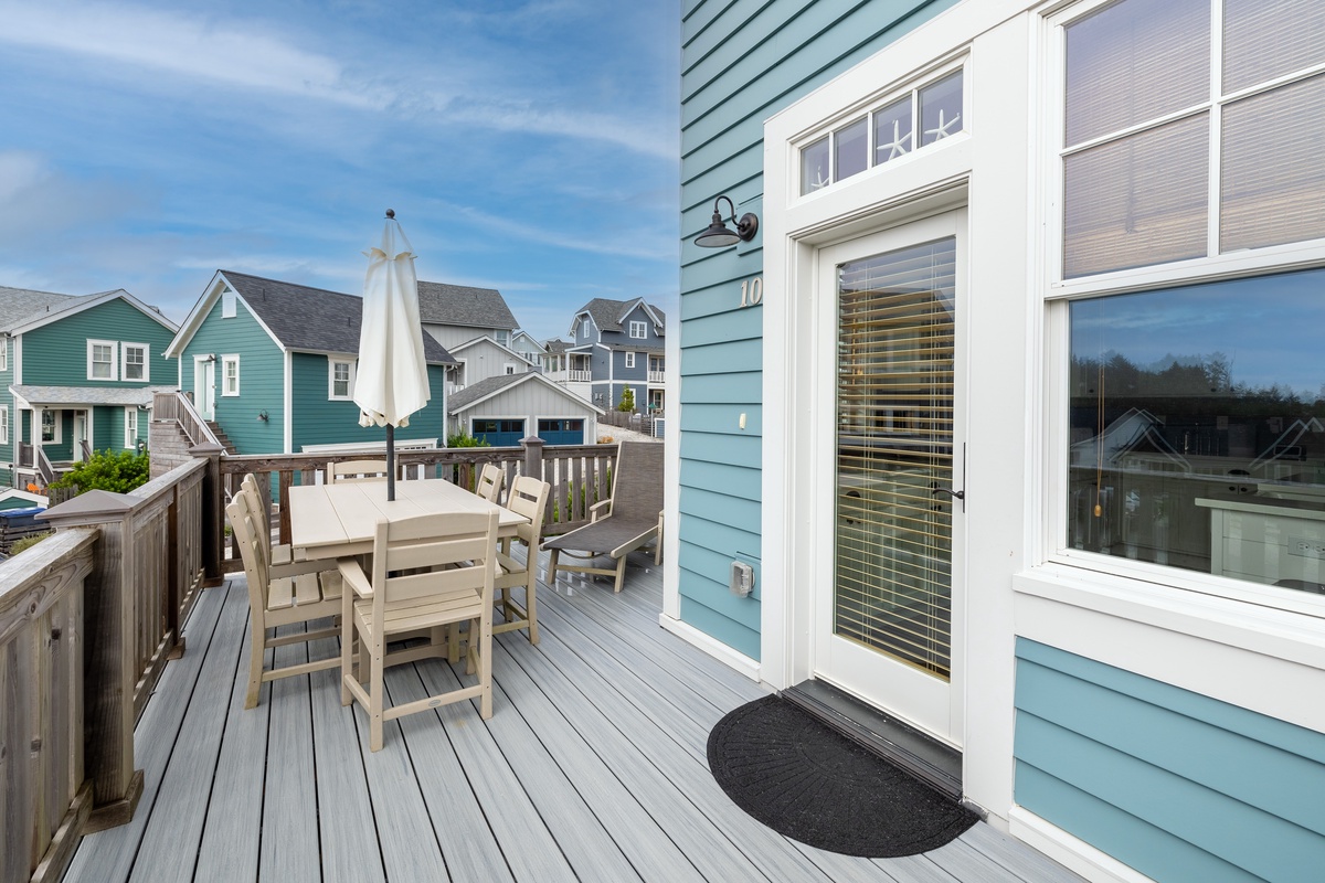 Outdoor dining on deck