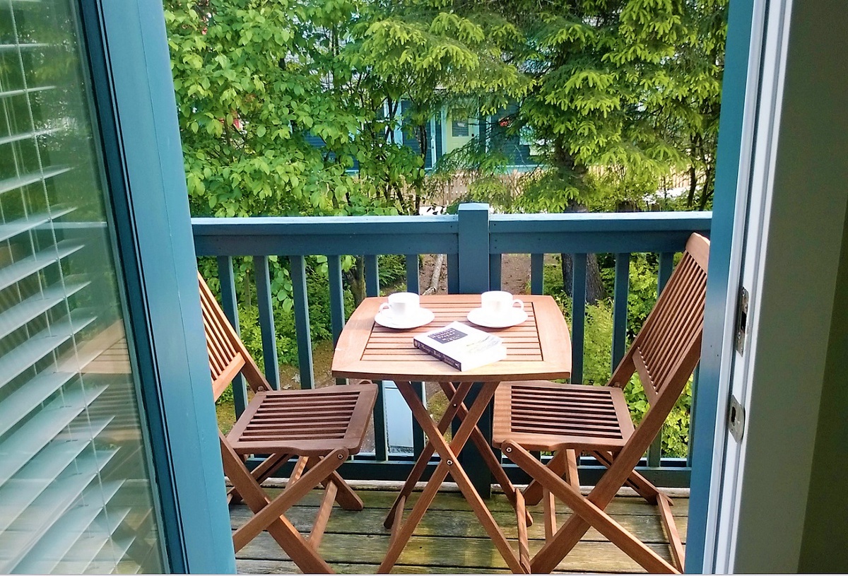 Enjoy a cup of coffee with a good book on the balcony listening to the waves