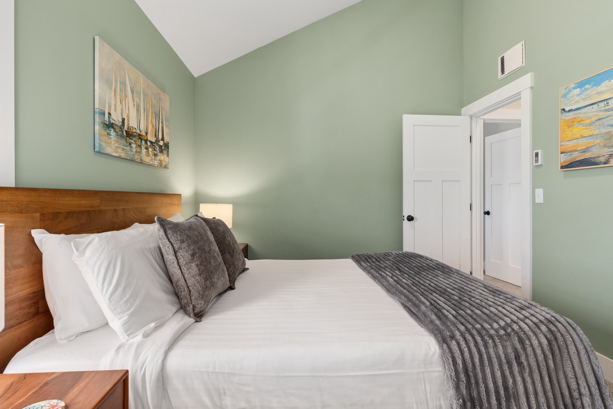 Guest queen bedroom