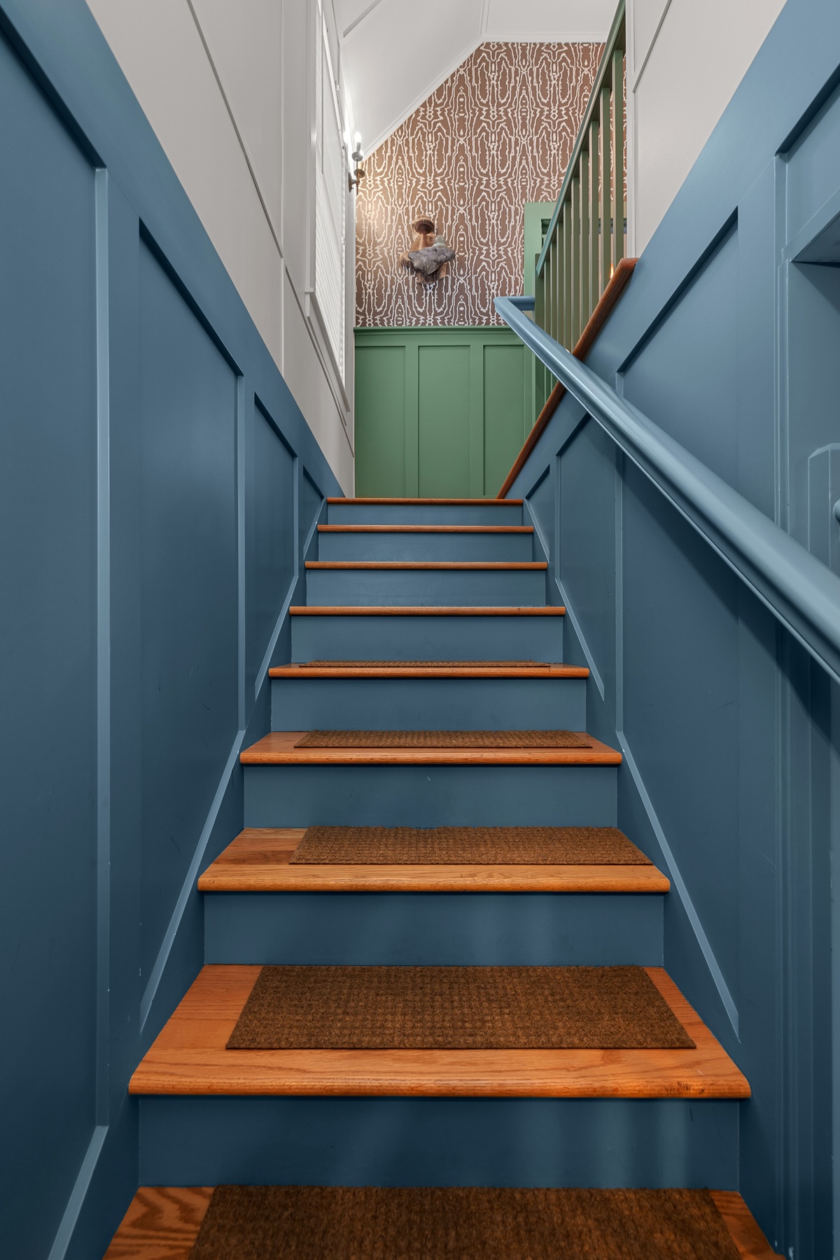 stairway to bedrooms