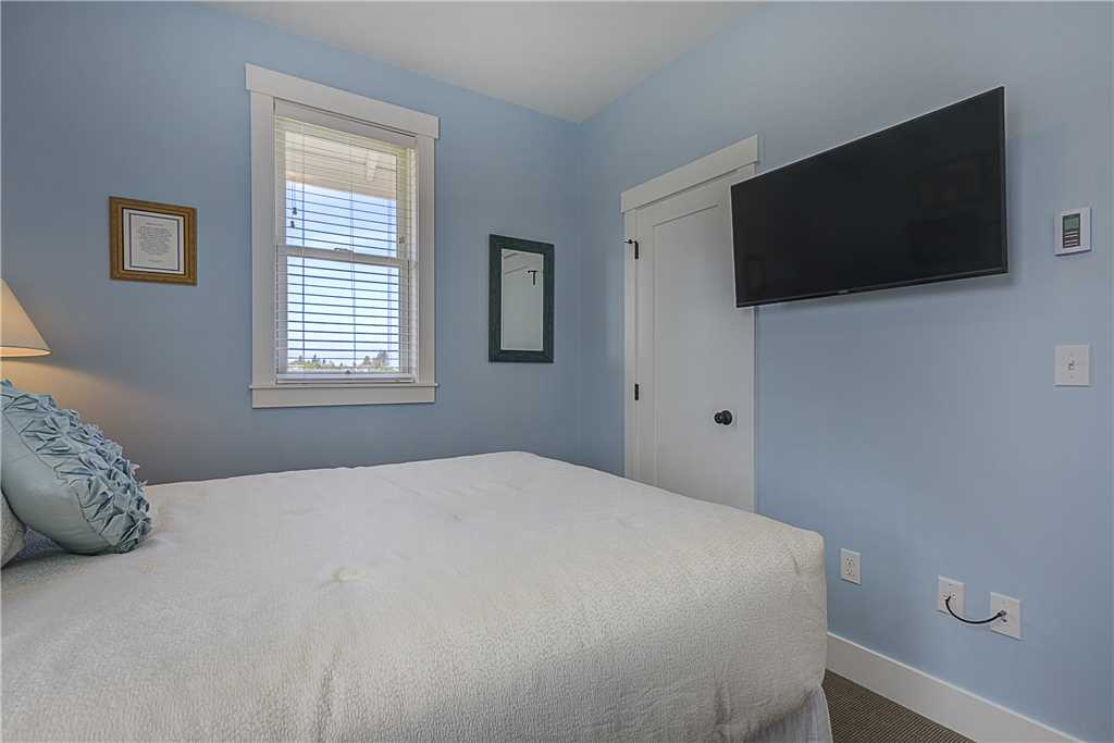 Guest queen bedroom