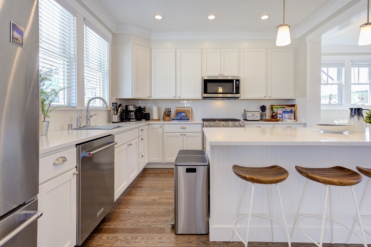 Cook, dine and gather in the beautiful kitchen