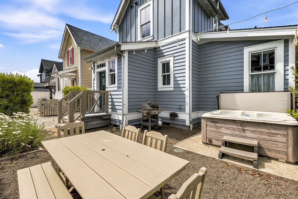 Outdoor dining, BBQ and hot tub