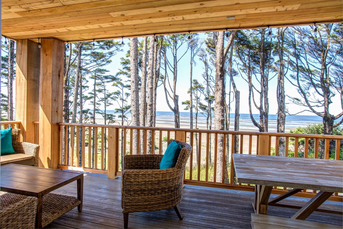 Front deck with ocean view, perfect place for a cup of coffee from the Market!