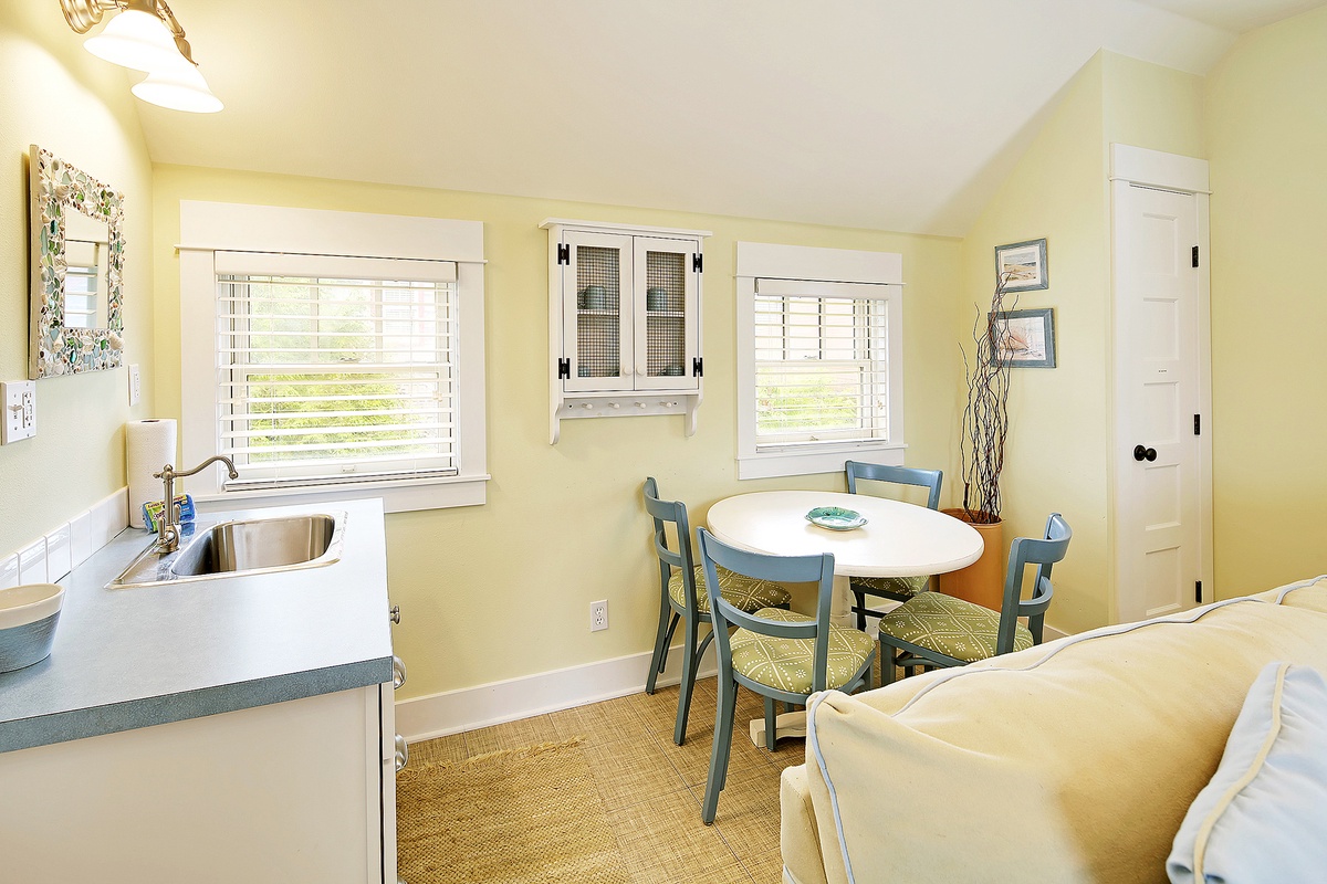Carriage House dining and kitchenette