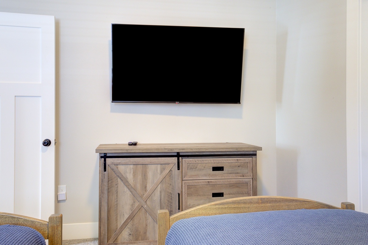 Watch a movie on the twin bedroom Smart TV