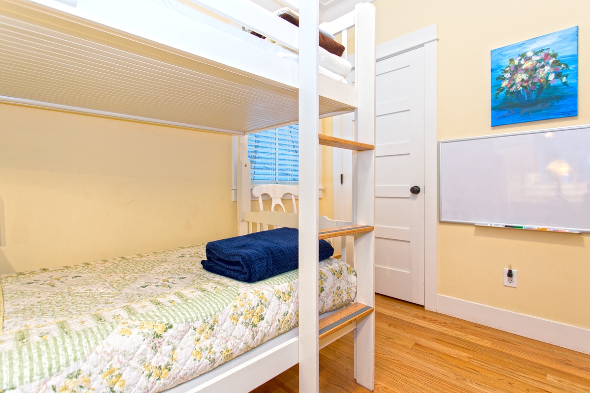 Twin bunk room with four twins	