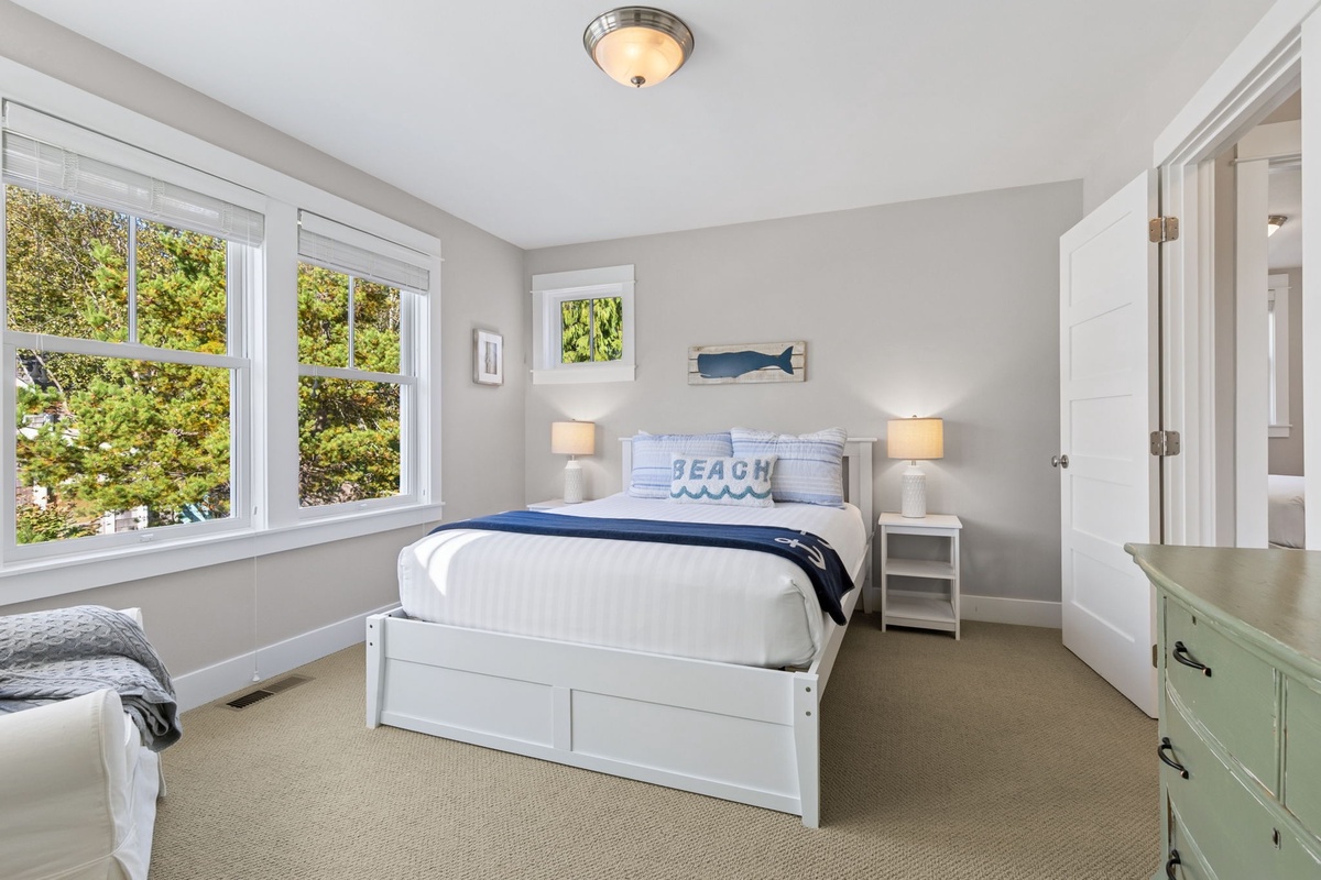 Guest queen bedroom
