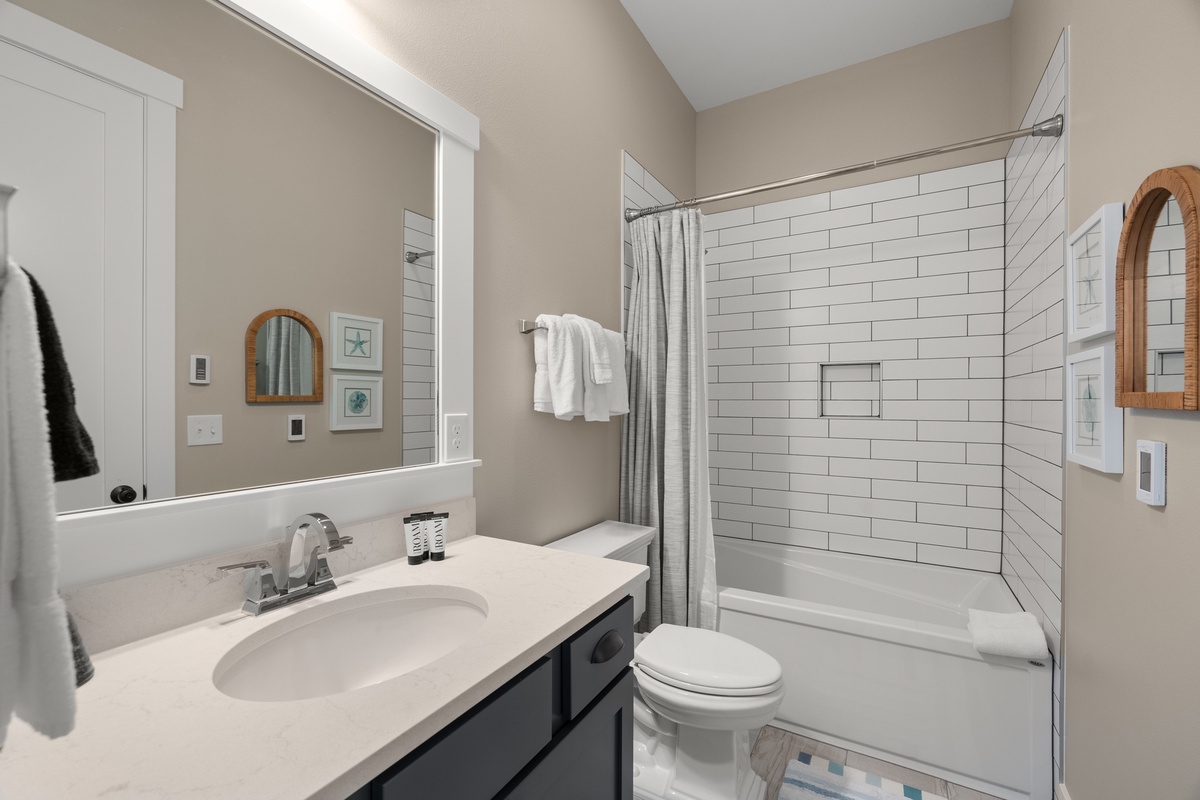 Queen bedroom ensuite bath