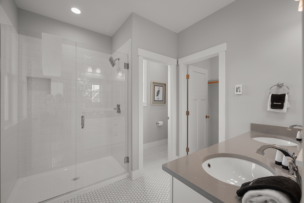 Ensuite bath with walk-in shower